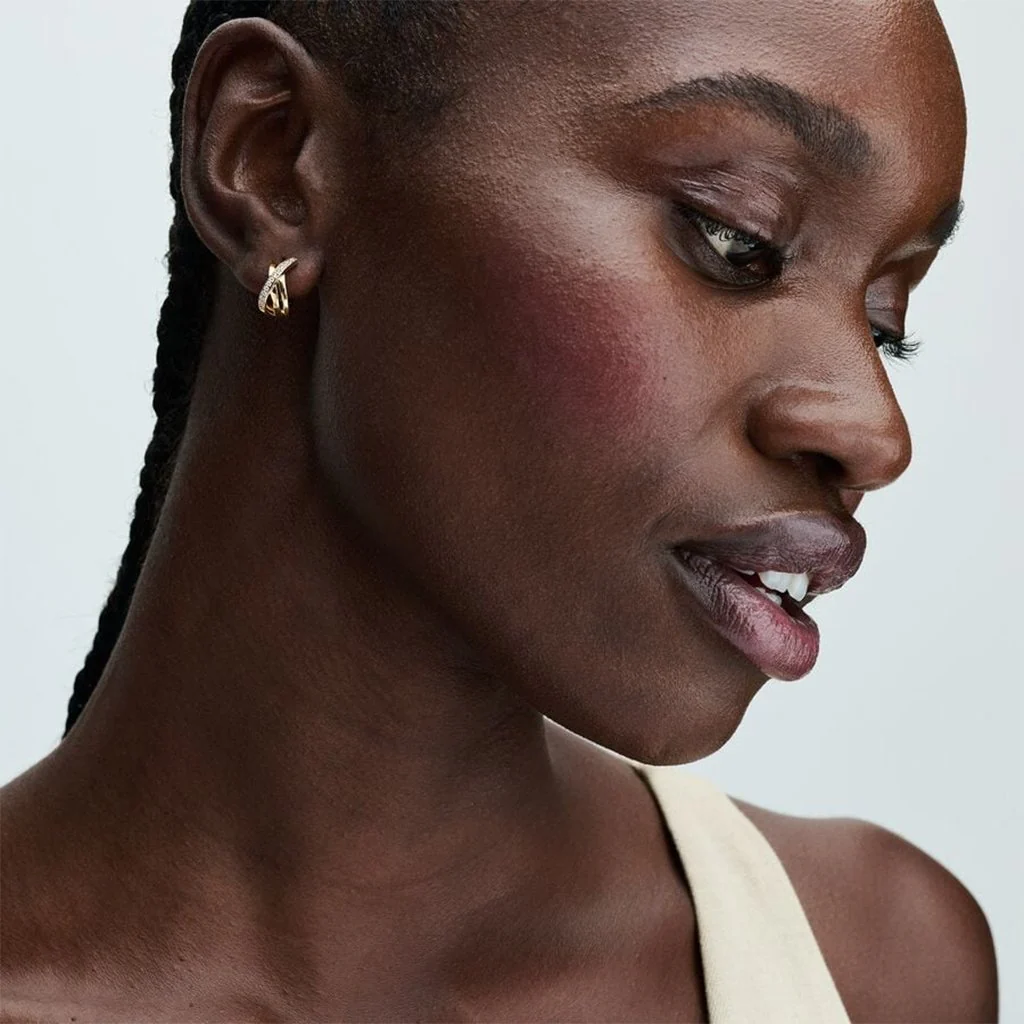 PANDORA : Crossover Pavé Hoop Earrings - Gold - Image 2
