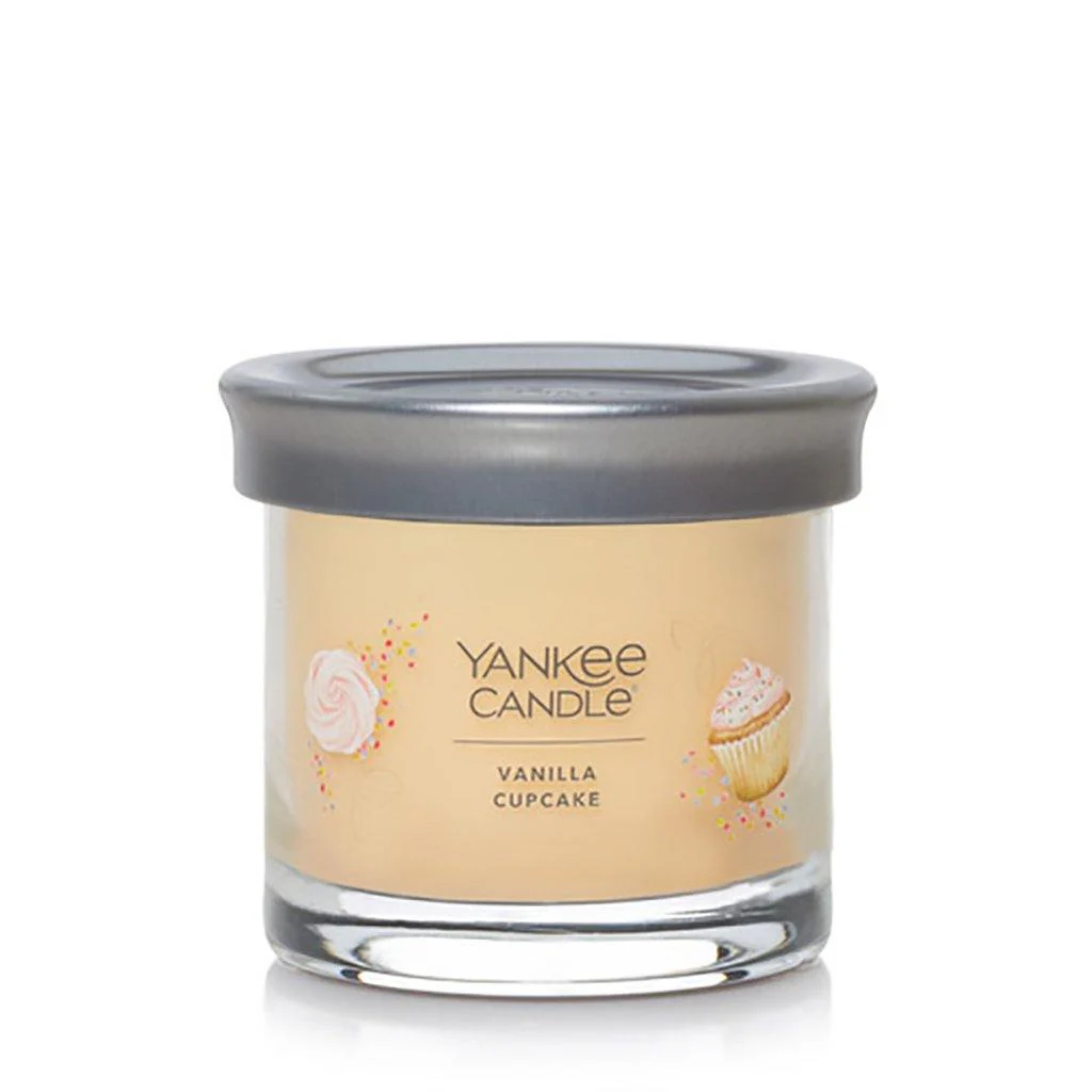 Yankee Candle : Signature Small Tumbler Candle in Vanilla Cupcake